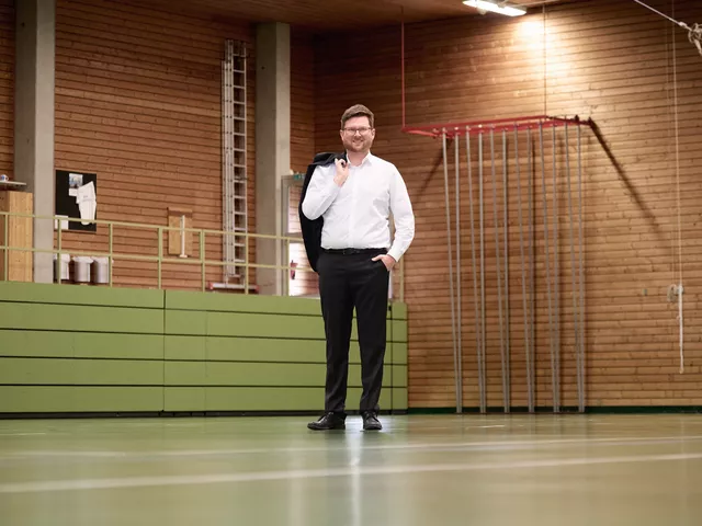 Thomas Reicherzer in der Turnhalle in Wittislingen