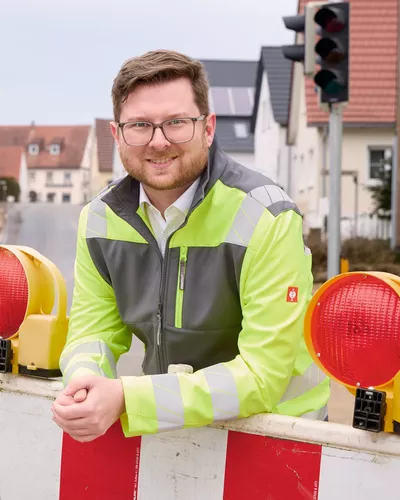 Thomas Reicherzer an eine Warnbarke gelehnt