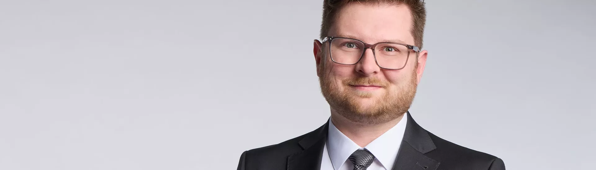 Thomas Reicherzer vor einem grauen Hintergrund