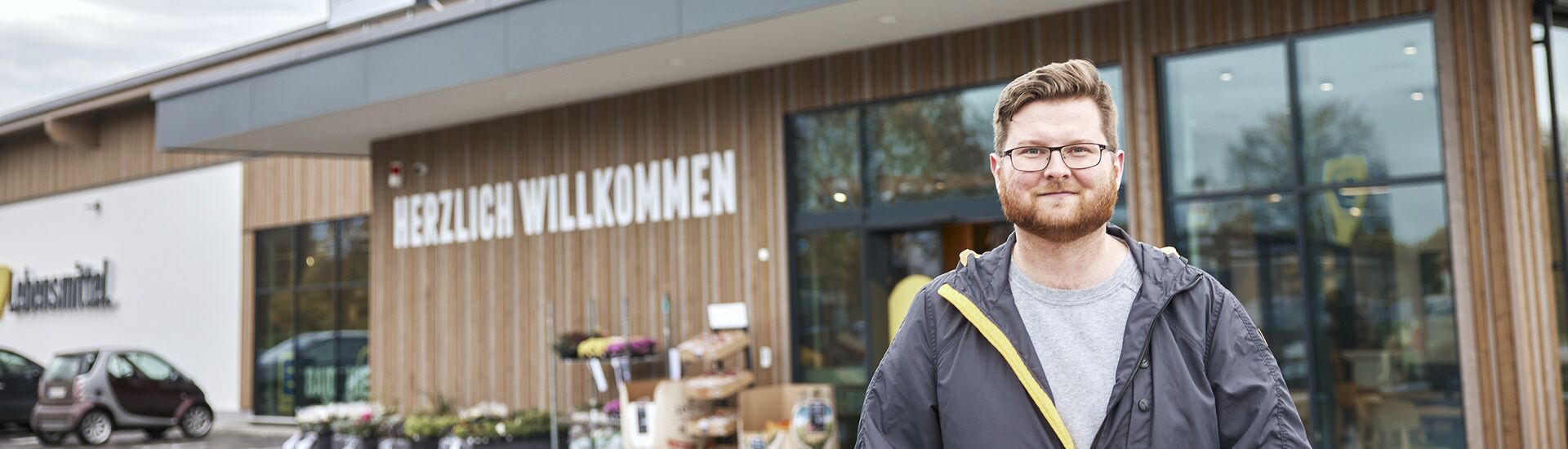 Thomas Reicherzer  vor dem Edeka-Markt Baidinger in Wittislingen