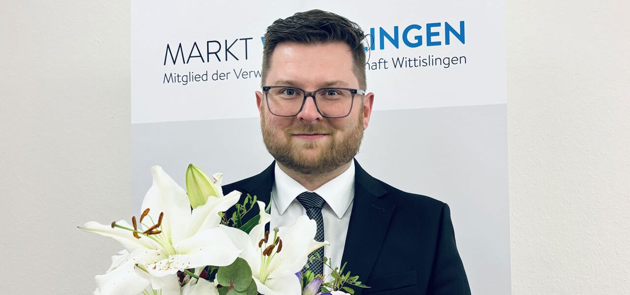 Bürgermeister Thomas Reicherzer hält einen großen Blumenstrauß in der Hand.